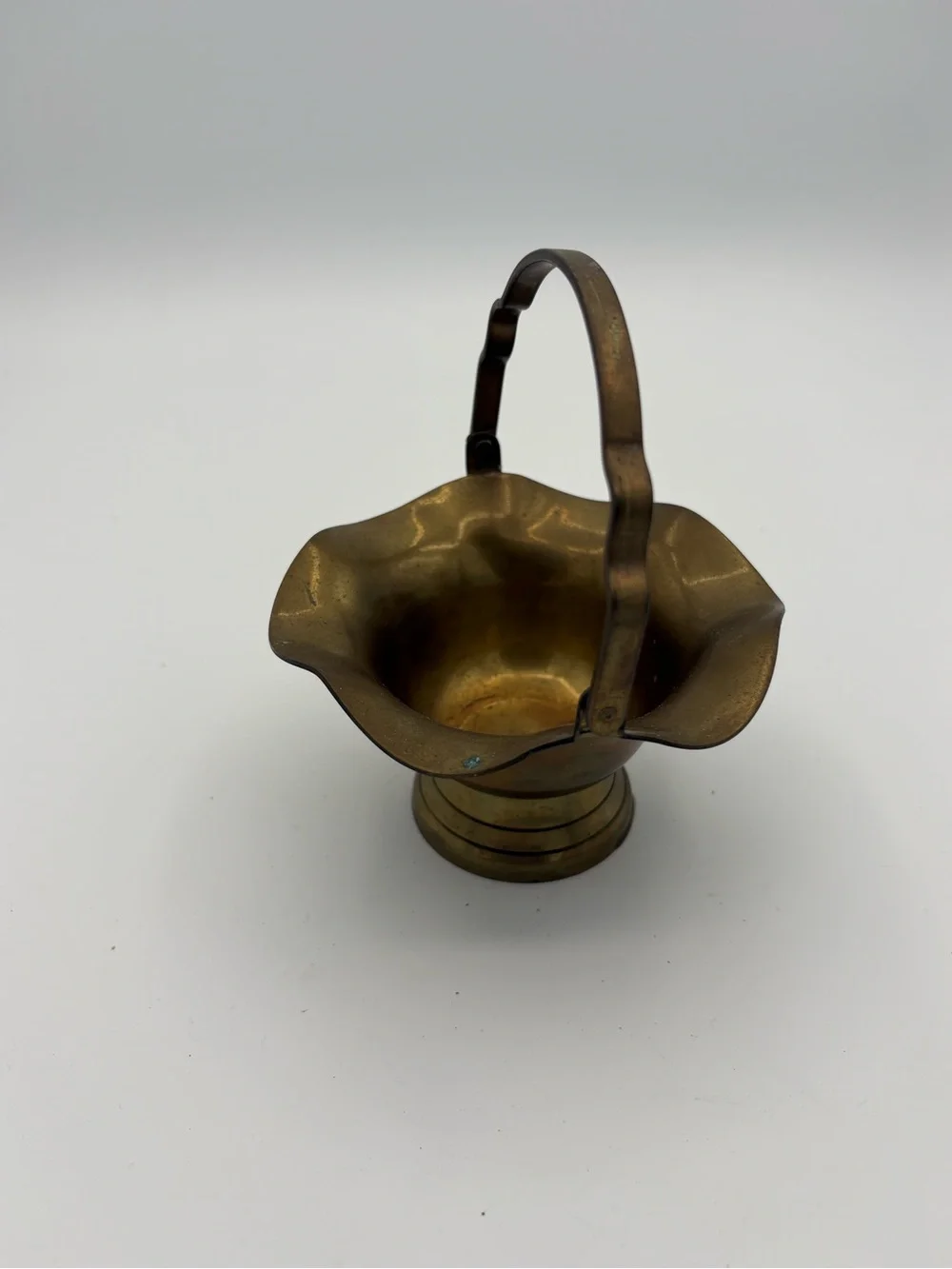 Vtg Interpur Solid Brass Ruffle Scalloped Edge Basket Bowl w/ Swivel Handle 5.5”